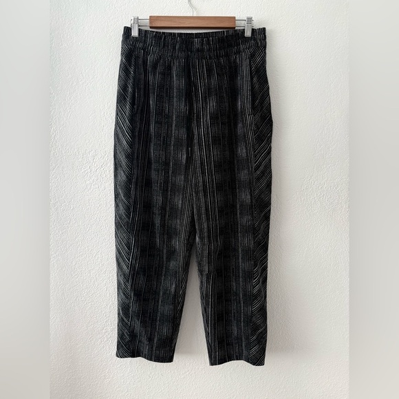 Athleta Arrival Crop Striped Balloon pants Size 8 Zipper Pockets - Picture 3 of 14
